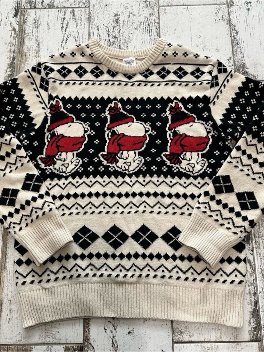 Super Soft And Cozy Peanuts SNOOPY W/ Red Scarf Graphic Sweater Size Large